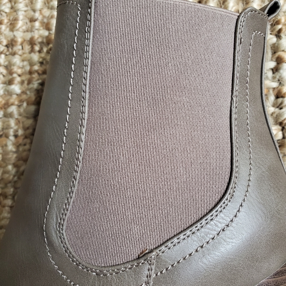 Tan color boots size 10 women's New with 3 inch high chunky heels by Lil… - Picture 2 of 6